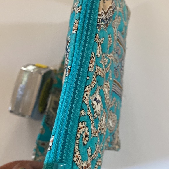 Quilted blue, white, brown
Vera Bradley blue paisley Crossbody Hipster purse. - Picture 9 of 9